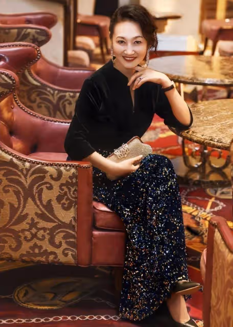 騰格爾前妻年紀是大了點，但穿亮片裙身材依然曼妙，61歲精緻高級