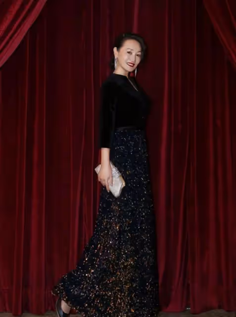 騰格爾前妻年紀是大了點，但穿亮片裙身材依然曼妙，61歲精緻高級