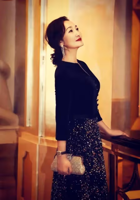 騰格爾前妻年紀是大了點,但穿亮片裙身材依然曼妙,61歲精緻高級