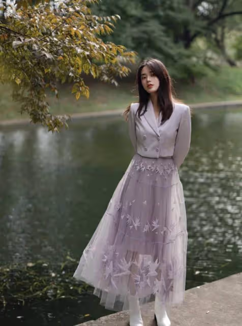 難怪女人都不穿闊腿褲了！今年流行「仙女裙+短靴」，特洋氣減齡