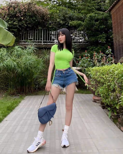 越南「巨乳辣妹」年近40依然美如少女，參加家長會再引關注