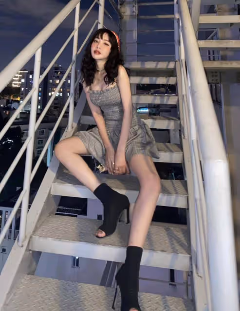 越南「巨乳辣妹」年近40依然美如少女，參加家長會再引關注