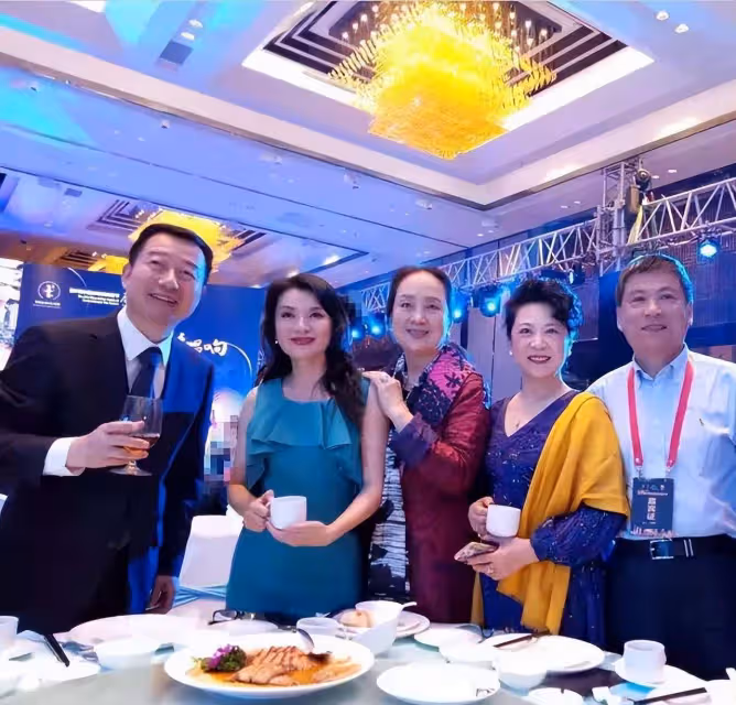 都穿藍裙，張金玲跟王馥荔僅差一歲，一個身材下垂一個風姿卓越！