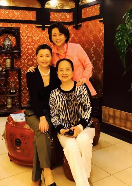 都穿藍裙，張金玲跟王馥荔僅差一歲，一個身材下垂一個風姿卓越！