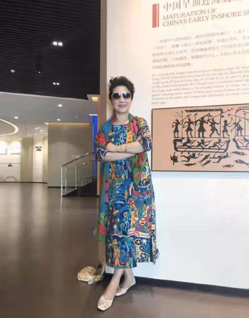都穿藍裙，張金玲跟王馥荔僅差一歲，一個身材下垂一個風姿卓越！