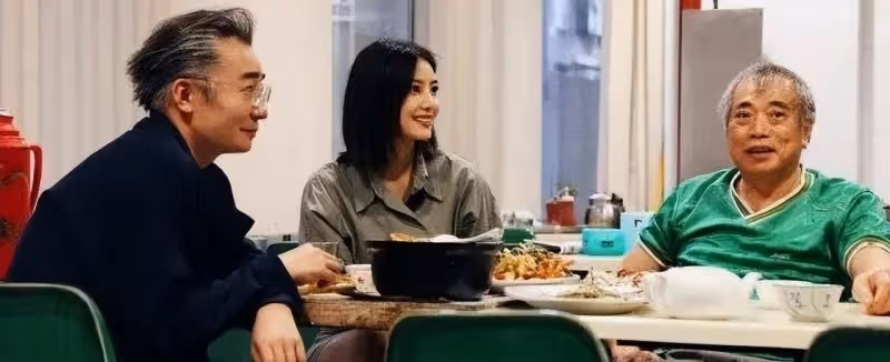 高圓圓澳門逛集市，穿短裙短靴打扮性感會砍價，難怪能迷倒趙又廷