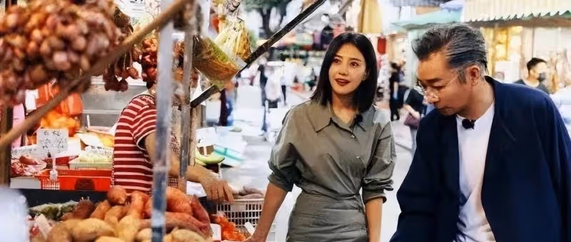 高圓圓澳門逛集市，穿短裙短靴打扮性感會砍價，難怪能迷倒趙又廷