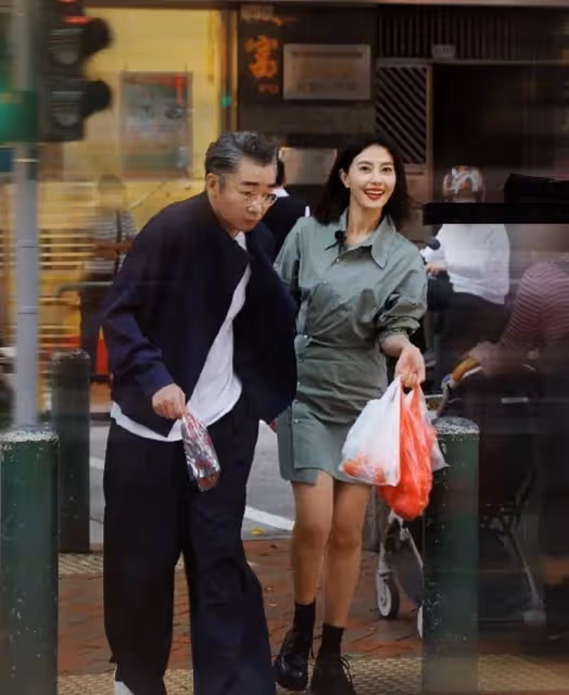 高圓圓澳門逛集市，穿短裙短靴打扮性感會砍價，難怪能迷倒趙又廷