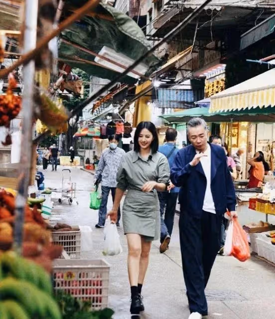 高圓圓澳門逛集市，穿短裙短靴打扮性感會砍價，難怪能迷倒趙又廷