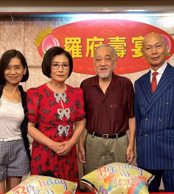 羅家英大擺筵席慶壽誕，卻被汪明荃搶風頭，穿性感紅裙不像奶奶輩