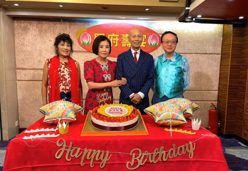 羅家英大擺筵席慶壽誕，卻被汪明荃搶風頭，穿性感紅裙不像奶奶輩