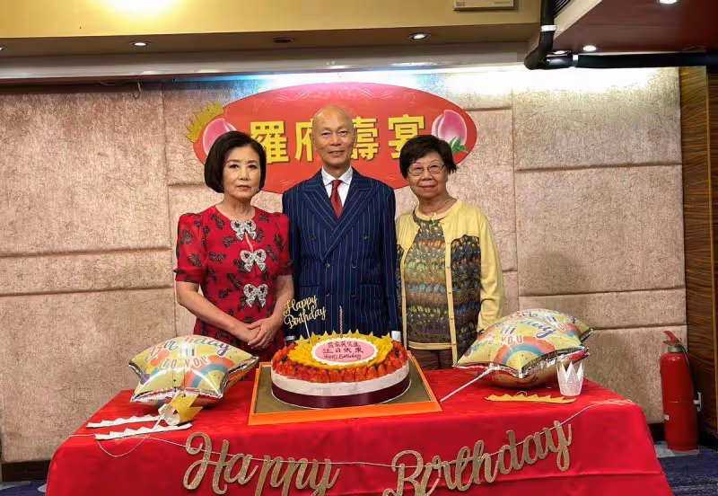 羅家英大擺筵席慶壽誕，卻被汪明荃搶風頭，穿性感紅裙不像奶奶輩