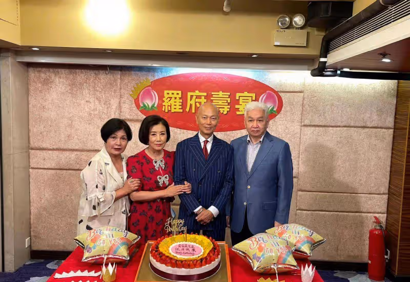 羅家英大擺筵席慶壽誕，卻被汪明荃搶風頭，穿性感紅裙不像奶奶輩