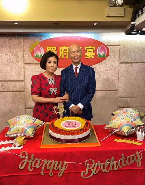 羅家英大擺筵席慶壽誕，卻被汪明荃搶風頭，穿性感紅裙不像奶奶輩