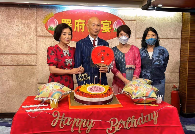 羅家英大擺筵席慶壽誕，卻被汪明荃搶風頭，穿性感紅裙不像奶奶輩