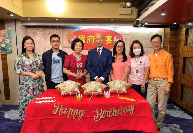羅家英大擺筵席慶壽誕，卻被汪明荃搶風頭，穿性感紅裙不像奶奶輩