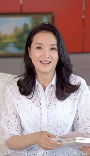 王艷母親節獲兒子送花,17歲球球穿4000元T恤,富養長大變懂事