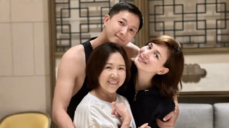韓庚母親節甜摟盧靖姍和媽媽，盧靖姍追憶亡母，曬與婆婆溫馨同框