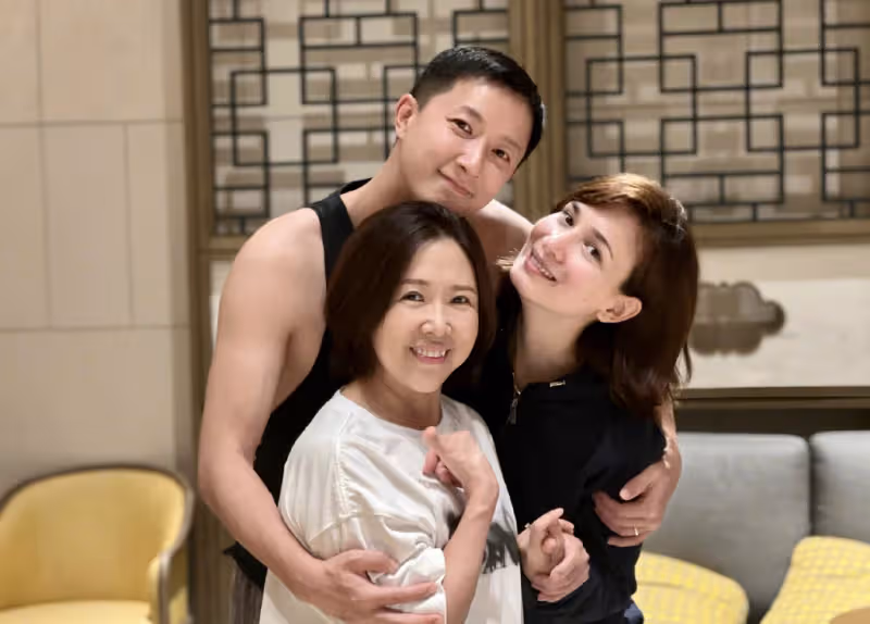 韓庚母親節甜摟盧靖姍和媽媽,盧靖姍追憶亡母,曬與婆婆溫馨同框