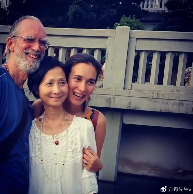 韓庚母親節甜摟盧靖姍和媽媽,盧靖姍追憶亡母,曬與婆婆溫馨同框
