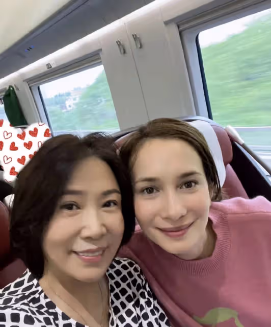 韓庚母親節甜摟盧靖姍和媽媽,盧靖姍追憶亡母,曬與婆婆溫馨同框
