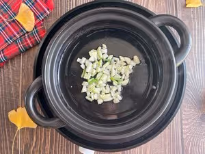 娃娃菜粉絲煲，低卡又鮮美