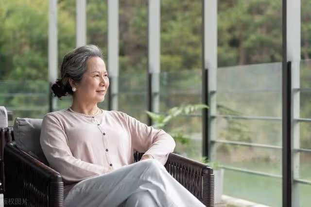 60歲生日,女兒送我1.5萬手鐲,四星酒店辦了3桌,我心涼想逃走!