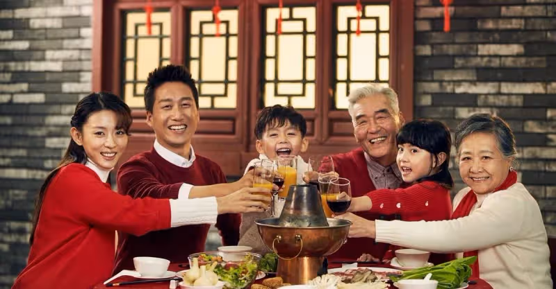 去兒子家住1晚，兒媳讓我吃剩菜，聽到兒子的話，留2000羞愧走人