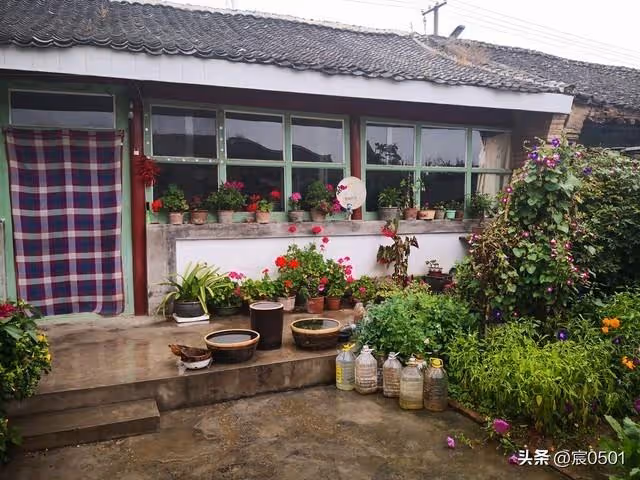 五一聚餐她忙活了一上午吃飯卻沒她的位置,丈夫怒:那就都別吃了