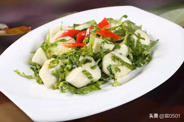 五一聚餐她忙活了一上午吃飯卻沒她的位置,丈夫怒:那就都別吃了