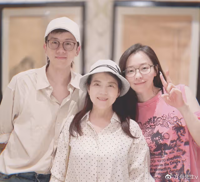 張傑母親節送謝娜鋼琴,跳跳俏俏cos艾莎安娜,2歲小咘芽像小哪吒
