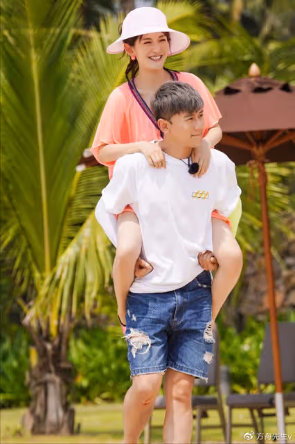 張傑母親節送謝娜鋼琴,跳跳俏俏cos艾莎安娜,2歲小咘芽像小哪吒