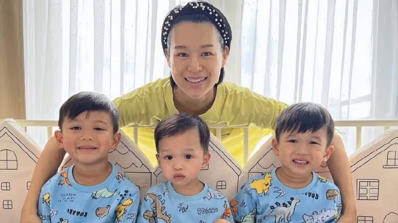胡杏兒母親節曬母子同框，個個帥氣可愛，2歲幼子給媽媽表演劈叉