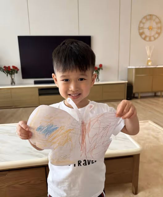 胡杏兒母親節曬母子同框，個個帥氣可愛，2歲幼子給媽媽表演劈叉