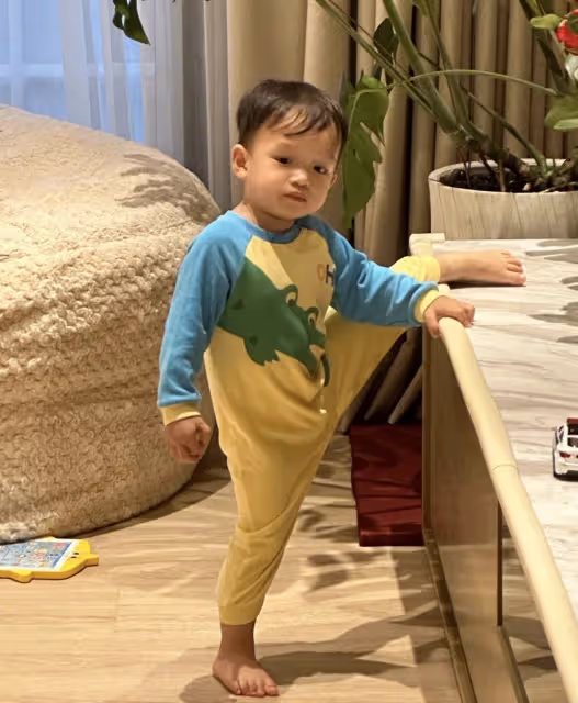 胡杏兒母親節曬母子同框，個個帥氣可愛，2歲幼子給媽媽表演劈叉