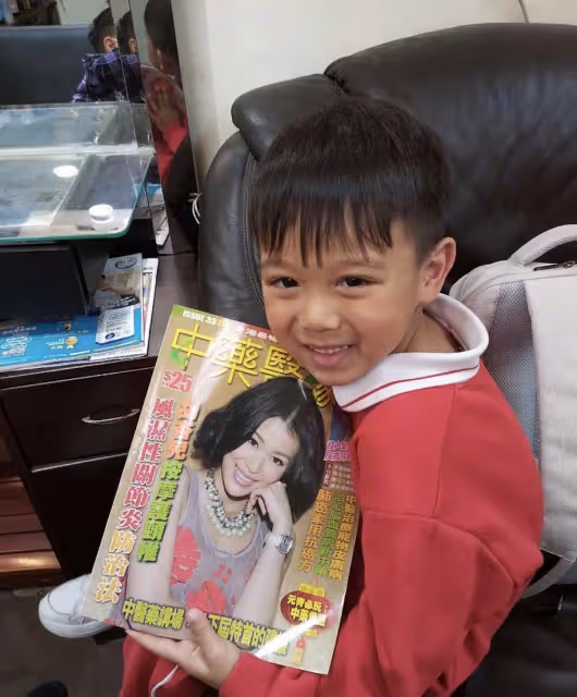 胡杏兒母親節曬母子同框，個個帥氣可愛，2歲幼子給媽媽表演劈叉