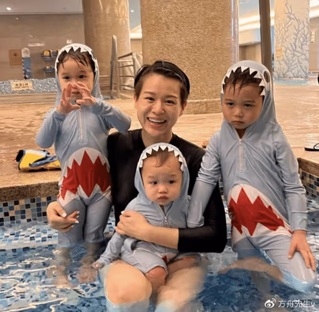 胡杏兒母親節曬母子同框,個個帥氣可愛,2歲幼子給媽媽表演劈叉
