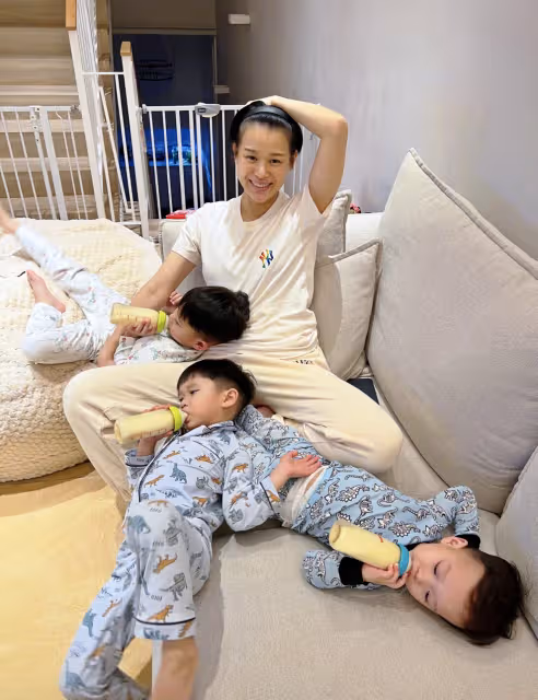 胡杏兒母親節曬母子同框,個個帥氣可愛,2歲幼子給媽媽表演劈叉