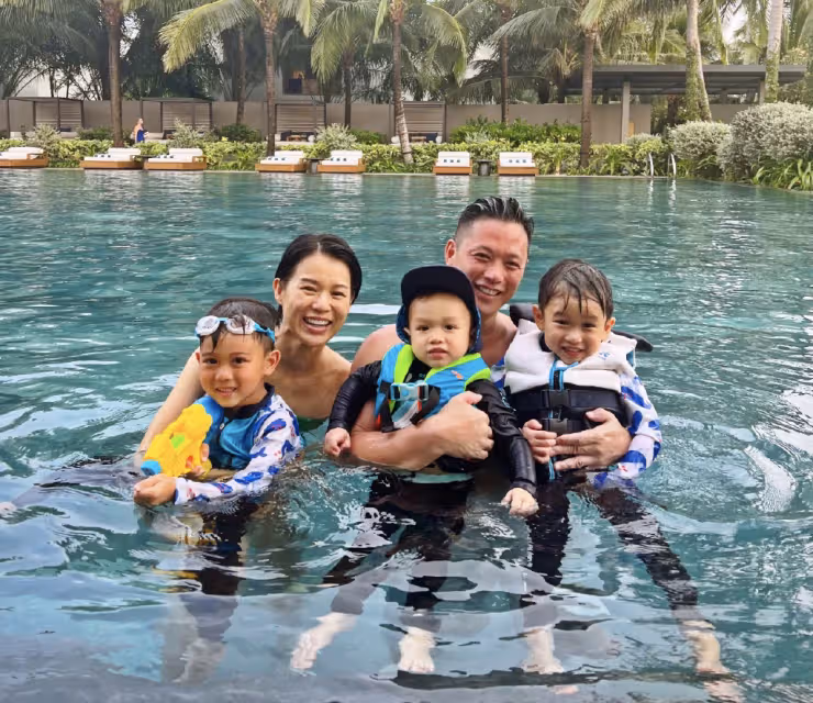 胡杏兒母親節曬母子同框,個個帥氣可愛,2歲幼子給媽媽表演劈叉