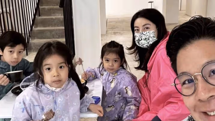 霍啟剛帶郭晶晶吃甜點過母親節，3個子女全部正臉出鏡如複製粘貼