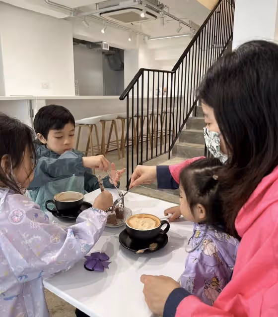 霍啟剛帶郭晶晶吃甜點過母親節，3個子女全部正臉出鏡如複製粘貼
