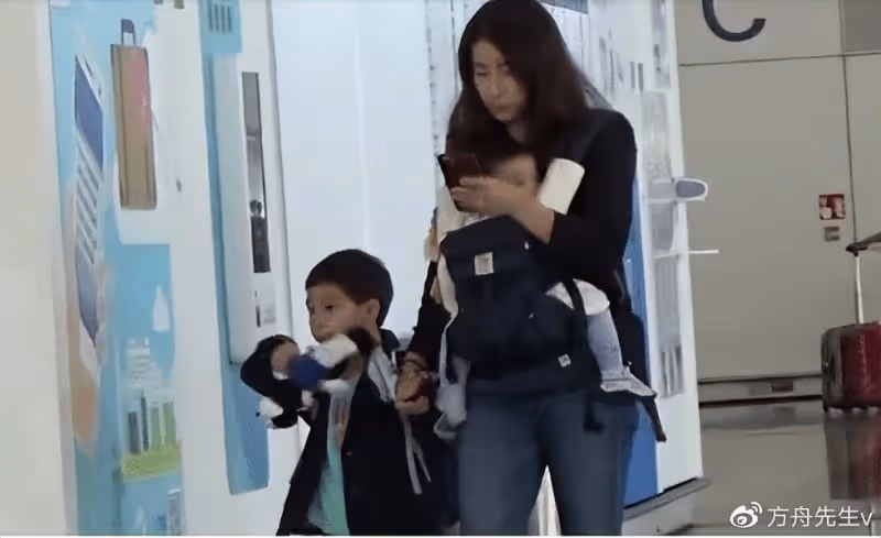 霍啟剛帶郭晶晶吃甜點過母親節,3個子女全部正臉出鏡如複製粘貼