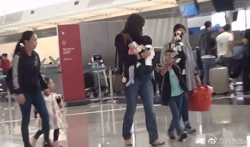 霍啟剛帶郭晶晶吃甜點過母親節,3個子女全部正臉出鏡如複製粘貼