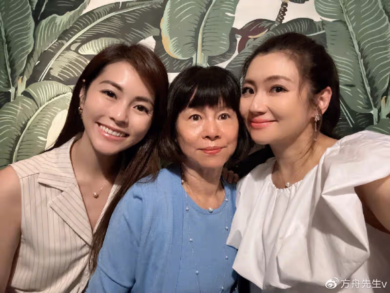 任家萱過母親節罕見穿短褲,雙腿燒傷疤痕暴露無遺,粉絲直呼心疼