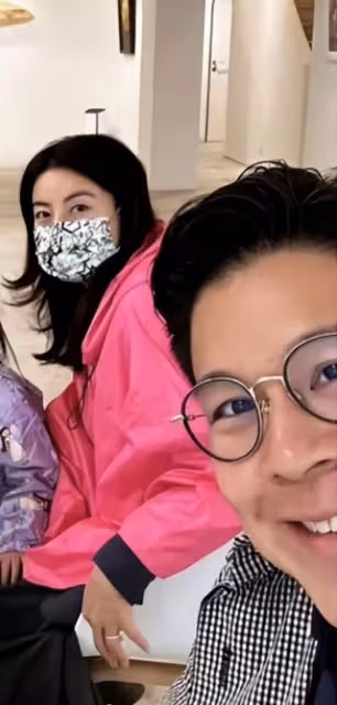 霍啟剛罕曝仨娃正臉!黑眼圈濃似三胞胎,在「工地」分吃一塊蛋糕