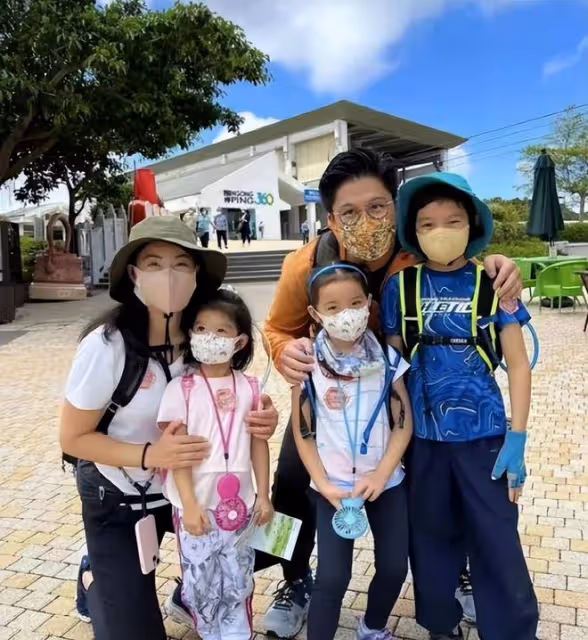 霍啟剛罕曝仨娃正臉!黑眼圈濃似三胞胎,在「工地」分吃一塊蛋糕