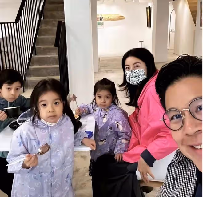 霍啟剛罕曝仨娃正臉!黑眼圈濃似三胞胎,在「工地」分吃一塊蛋糕