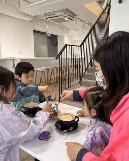 霍啟剛罕曝仨娃正臉!黑眼圈濃似三胞胎,在「工地」分吃一塊蛋糕