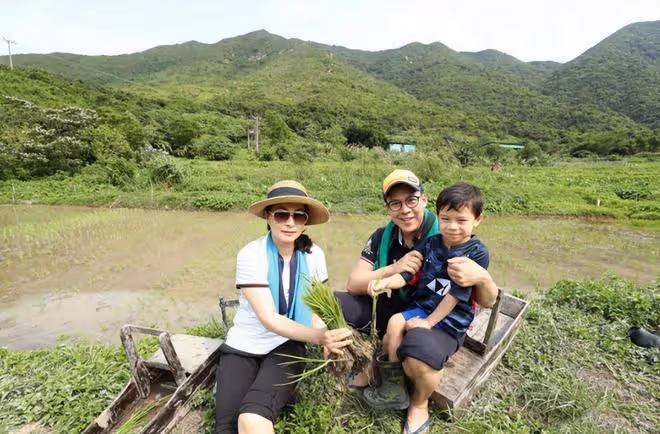 霍啟剛罕曝仨娃正臉!黑眼圈濃似三胞胎,在「工地」分吃一塊蛋糕