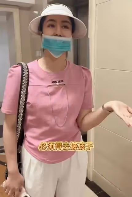 王小蒙母親節開豪車接娃,穿千元T恤背萬元包,神似停車場收費員
